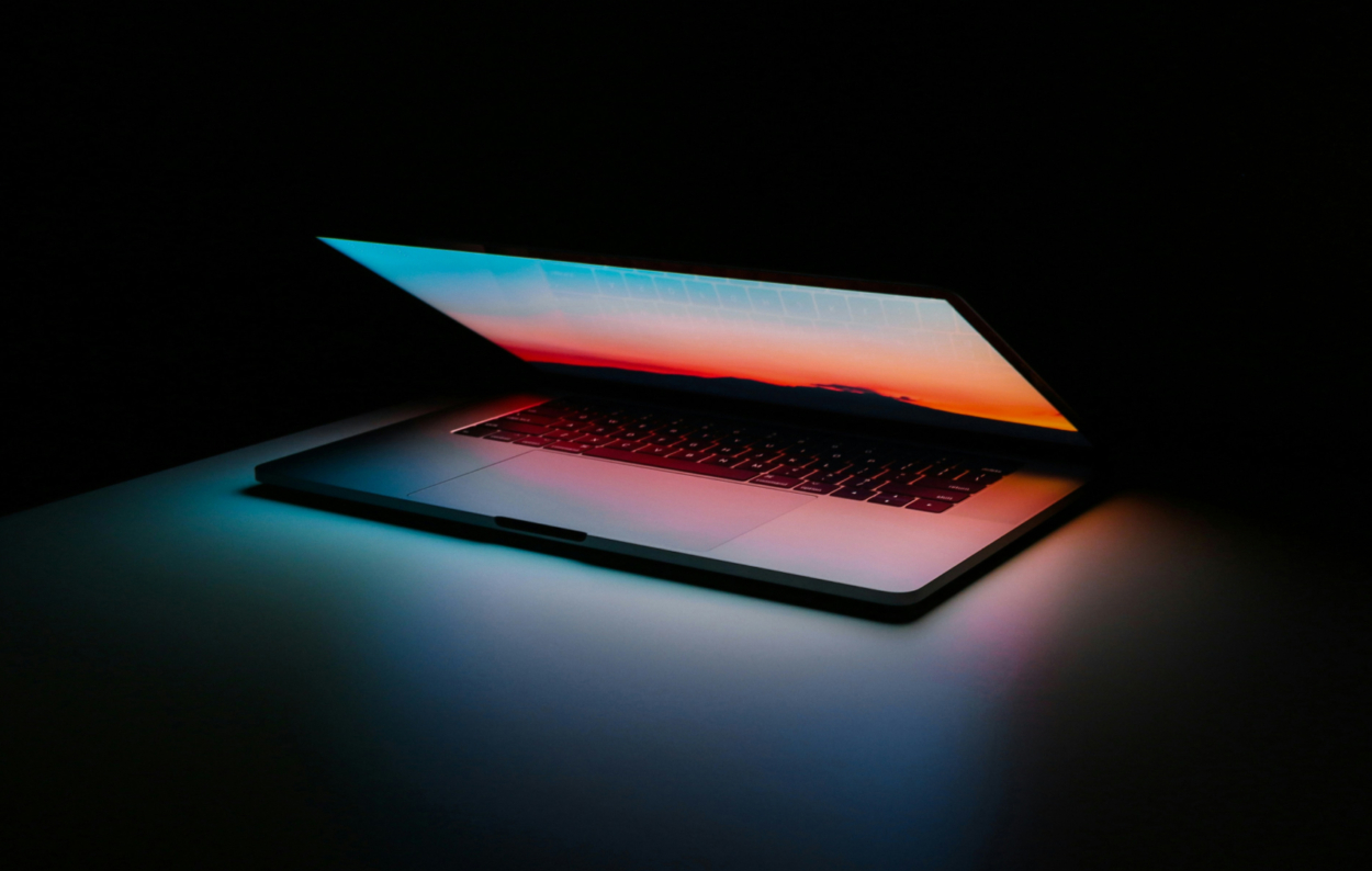 laptop med färgglad bakgrundsbild