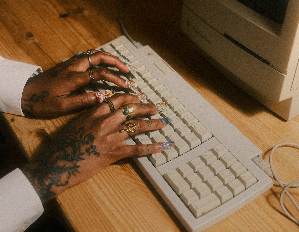 händer som skriver på tangentbord