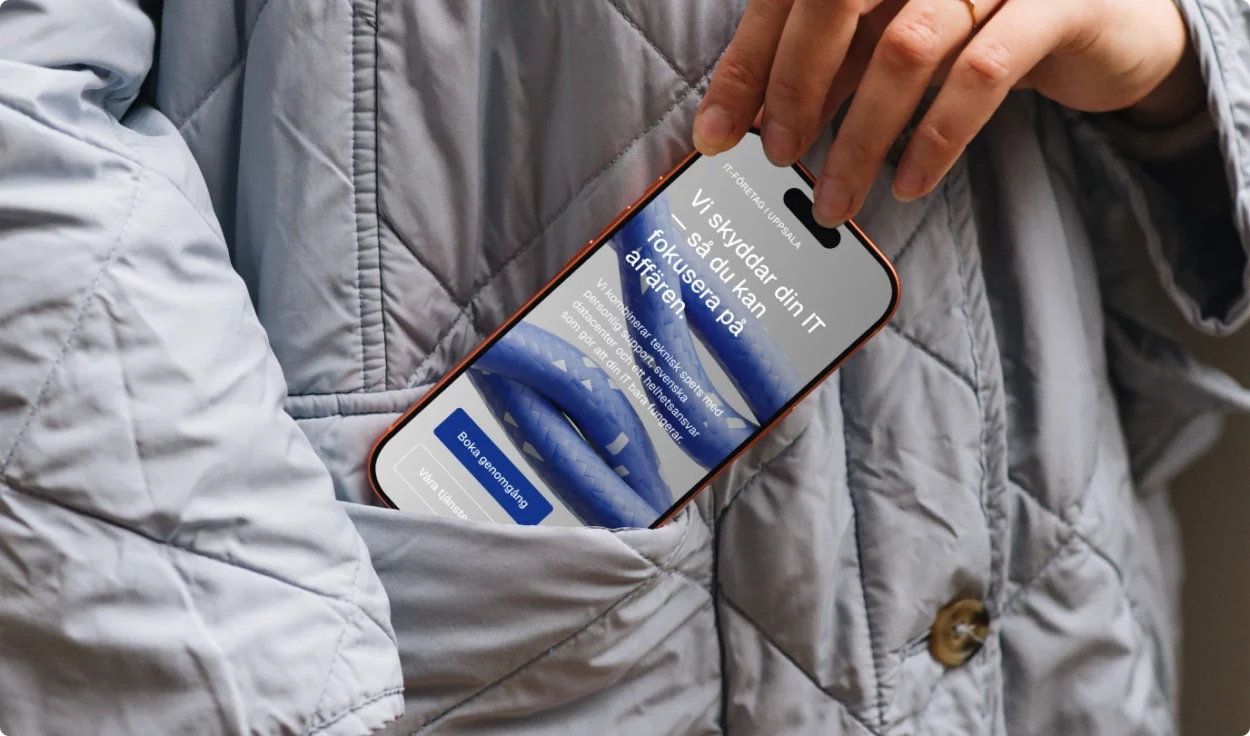 Person stoppar ner en mobiltelefon med VMAR:s webbplats på skärmen i sin ficka.