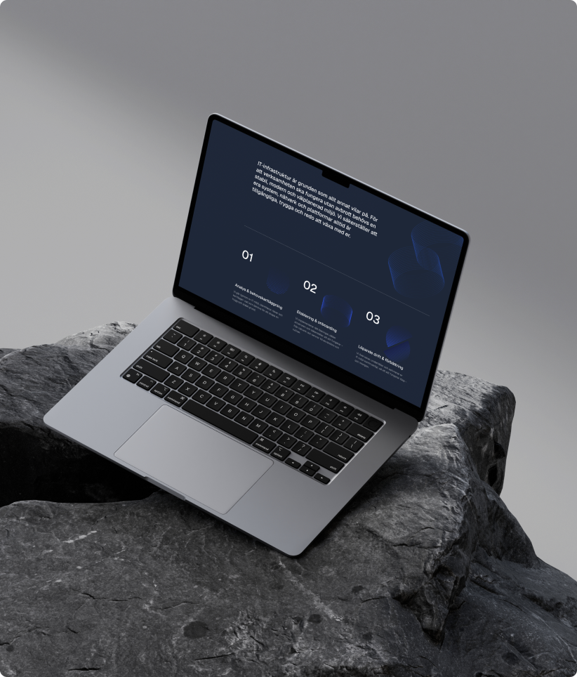 Laptop i öppet läge placerad på ett granitblock. VMAR:s webbplats visas på skärmen mot en neutral grå bakgrund.